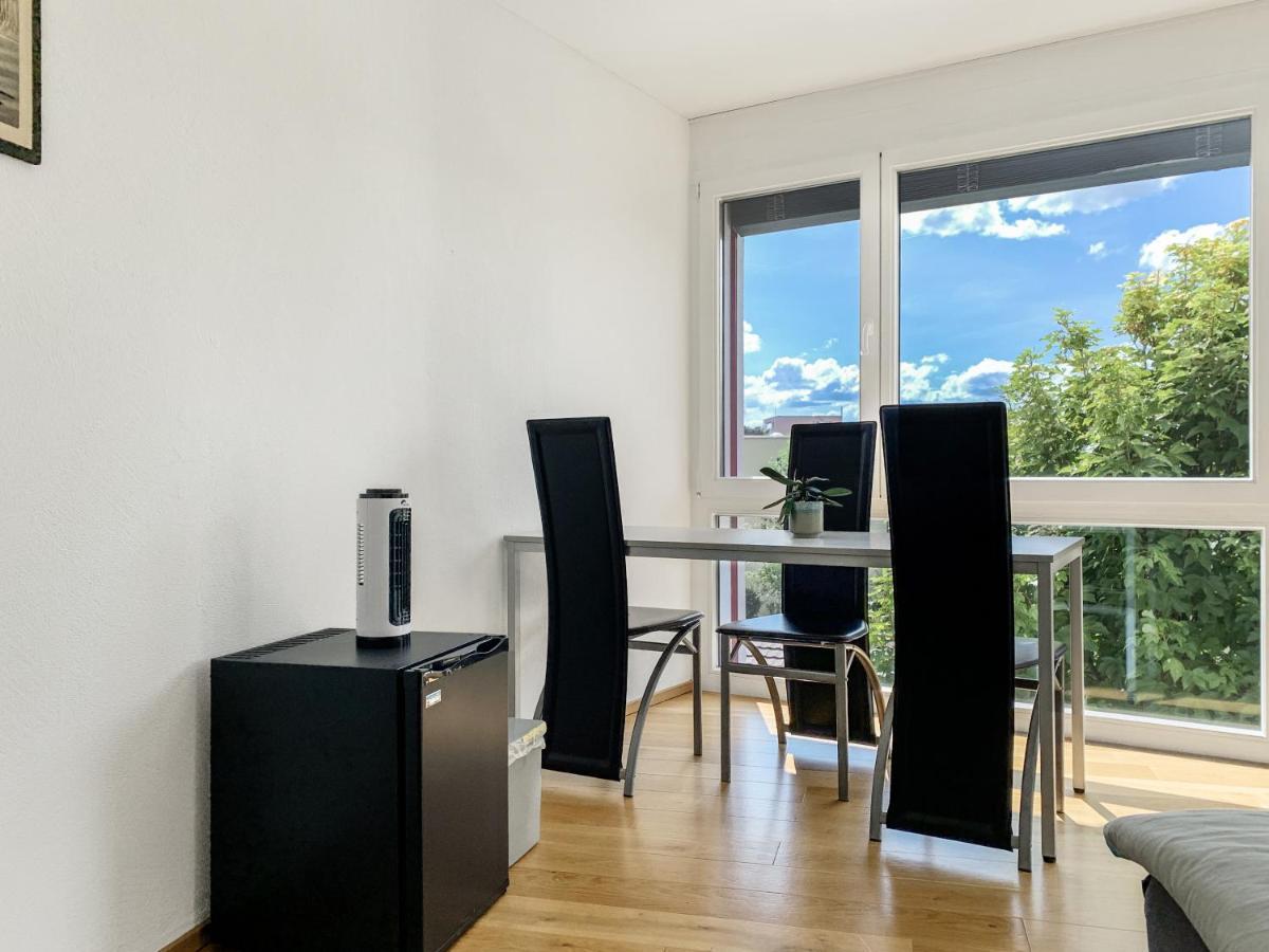 Haus Zur Lilie Hotel Hinwil Bagian luar foto